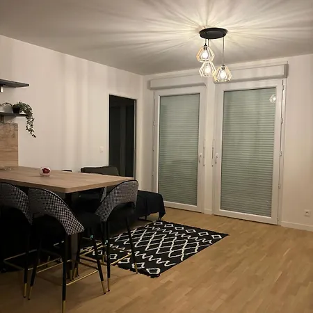 2 Pieces Standing Entre Disneyland Et Paris Neuilly-Plaisance Exterior photo