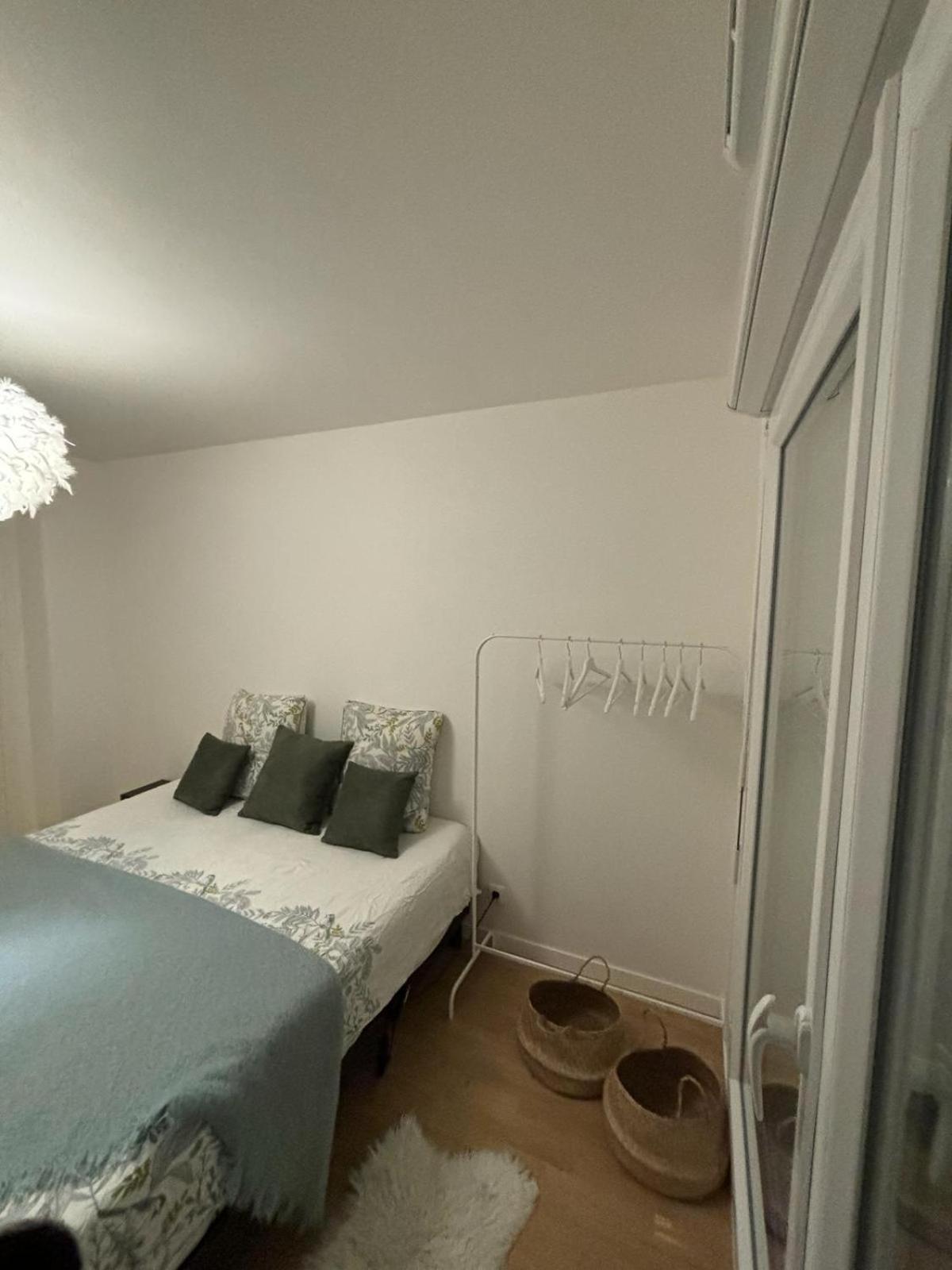 2 Pieces Standing Entre Disneyland Et Paris Apartment