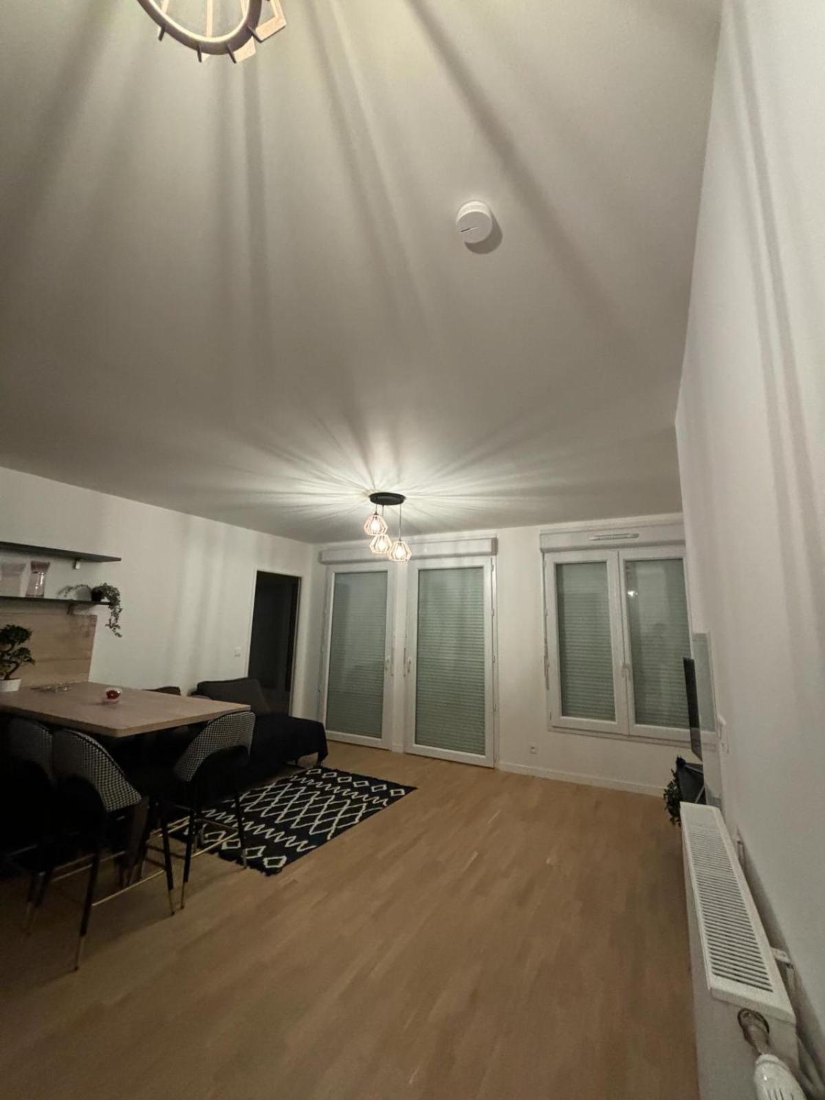 2 Pieces Standing Entre Disneyland Et Paris * Neuilly-Plaisance